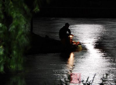 钓鱼技巧 夏季夜钓需要掌握的提竿技巧