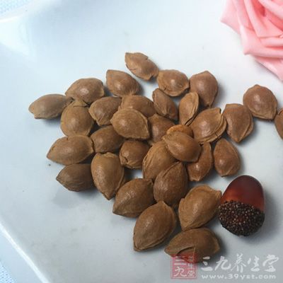 準(zhǔn)備適量的杏仁粉和適量的蛋清一起調(diào)勻