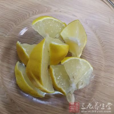 柠檬研碎，然后在其中加入硼砂末和白砂糖各十五克