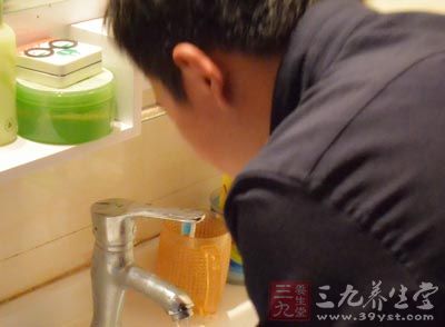 在办公室内操练的特殊健美操 在办公室内操练的特殊健美操