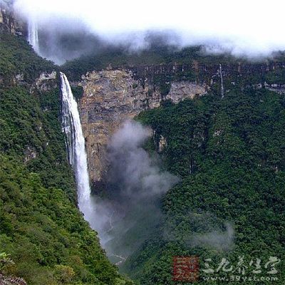 水流的纖細(xì)和山峰的巍峨形成了奇特的對(duì)比