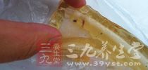 喜欢吃油腻、辛辣食物的人易引起肌体刺激