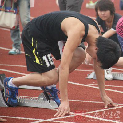 在體育運動之前，要充分做好髖部的準備活動