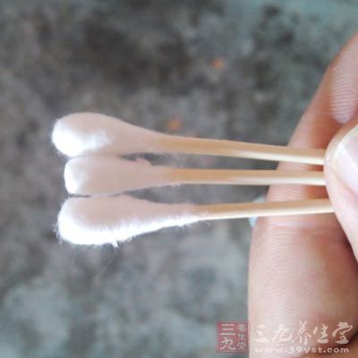 之后再用棉签蘸一点淡盐水先沿着自己的上眼皮