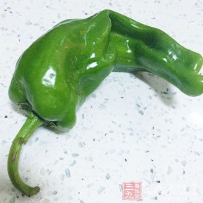 長茄子2根，青椒30g，紅椒30g，油，鹽，黃豆醬15g