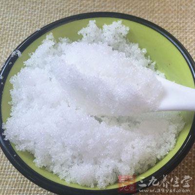 黑芝麻粉、何首烏粉各150克。將藥加糖適量，煮成漿狀，開水沖服，每晚1碗