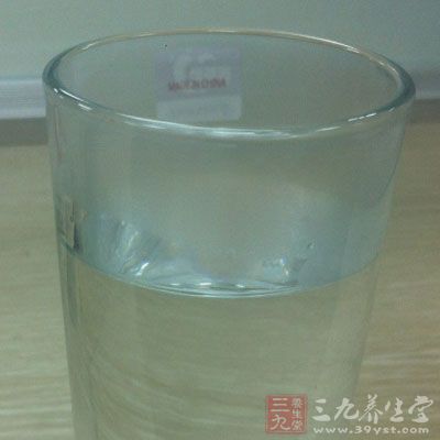 起床后空腹喝一溫?zé)岬陌组_水