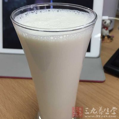 鈣的主要食物來源是各種乳制品，如牛奶、酸奶等