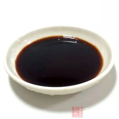 白饭2碗，蒜瓣3片，葱花适量，酒1大匙，酱油2大匙，糖1大匙，盐1小匙，油2大匙