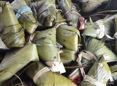 一些小作坊的“黑粽子”和网上销售的“三无粽子”流入市场 一些小作坊的“黑粽子”和网上销售的“三无粽子”流入市场