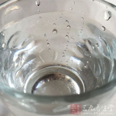 两餐之间喝6-8杯水，促使尼古丁排出体外