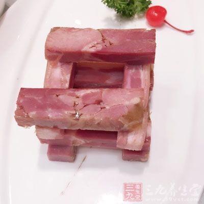 把牛肉片烫熟、切丝