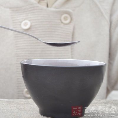 除了一日三餐以及喝水之外，其它事物如保健品、葡萄糖等应当禁止考生服用