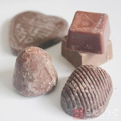 大號(hào)蛋黃兩個(gè)(約40克)，細(xì)砂糖20克，牛奶200克，淡奶油50克，巧克力65克