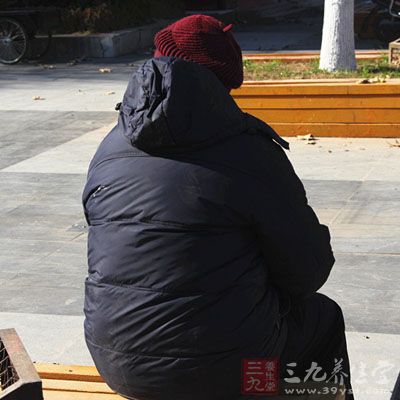 胆结石导致胆囊病变通过内脏交感神经的兴奋，使心脏冠状动脉痉挛