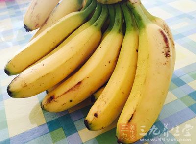因为香蕉中含有丰富的钾，可使过多的钠离子排出，使血压降低