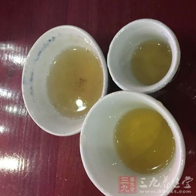 绿茶中含有的多酚能在细胞、分子和生化机制等方面