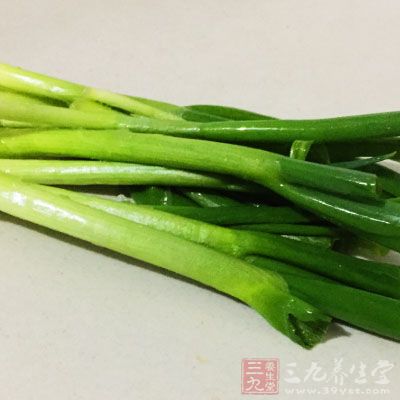 苦瓜1條，咸蛋2個(gè)，蔥1支，蒜仁2瓣