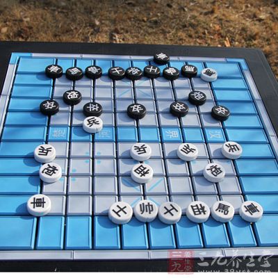 下棋、练字、读书便是可以动脑，帮助我们避免老年痴呆的方法