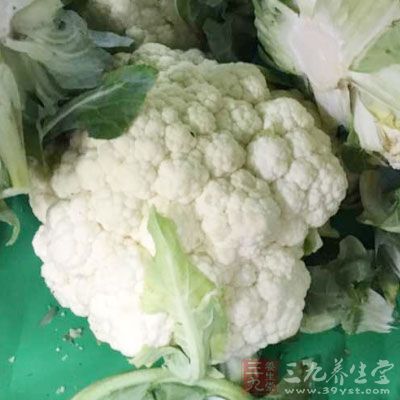 花菜有白、绿两种，有增加食欲、生津止渴、解热毒等功效