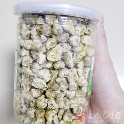 一般家庭中可用金银花、菊花、荷叶代替开水泡茶饮用，能解热消暑