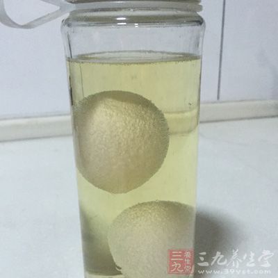 将新鲜的鸡蛋洗净，擦干水分，再浸泡入500ml的醋中