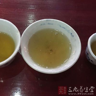 冲泡茶叶的第一泡不要喝，冲了热水后摇晃一下即可倒掉