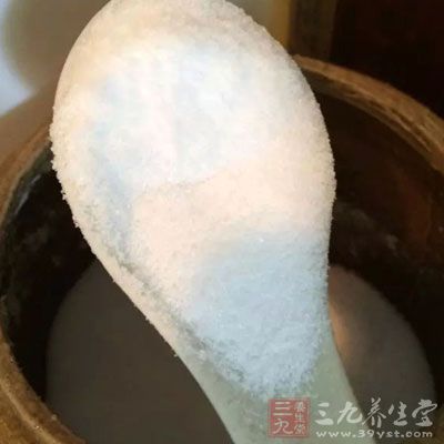 稍加食鹽，增加體內(nèi)鹽分可提高血壓