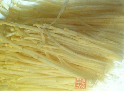 金针菇150g,鸡蛋140g,花生油、盐、葱花、蒜片适量 金针菇150g,鸡蛋140g,花生油、盐、葱花、蒜片适量