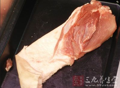 首先我们要了解五花肉的特点