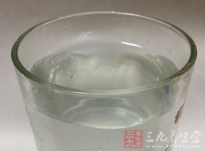 纯净水中加入了一定比例的矿物质配制而成的人工矿泉水