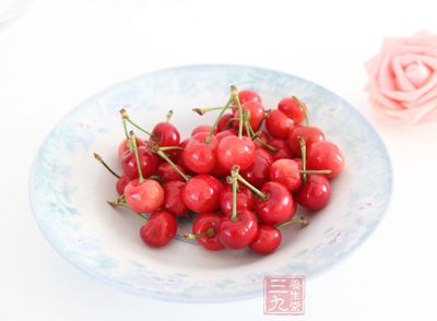 樱桃自古就被叫做“美容果”，中医古籍里称它能“滋润皮肤”、“令人好颜色