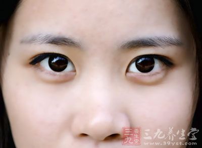 女子大環(huán)眼，眉毛禿，性格暴躁，