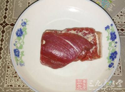 小麥麩100克，豬肉末250克