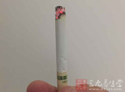 抽煙時噴出的煙霧可散發(fā)超過四千種氣體和粒子物質(zhì)