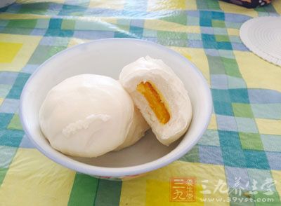 小葫仙去食堂里打包了点早餐