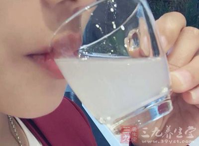 不管是茶水还是汤水，每天都要保证喝够7杯水