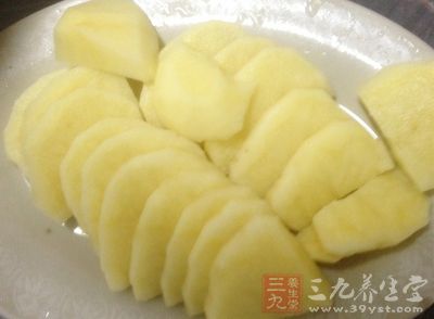 土豆上锅蒸熟、用勺碾成土豆泥，葱切碎备用