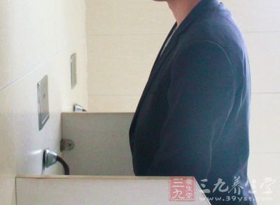 男人小便后不要着急这么做