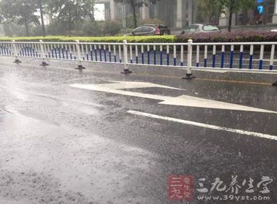 而且潮濕下雨的天氣，我們也盡量不要外出