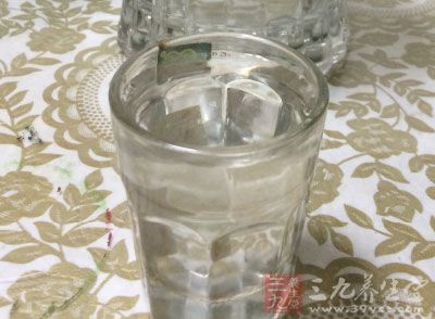 決明子10克，研末，雞肝1副，搗爛，加白酒少許調(diào)和成餅，蒸熟吃