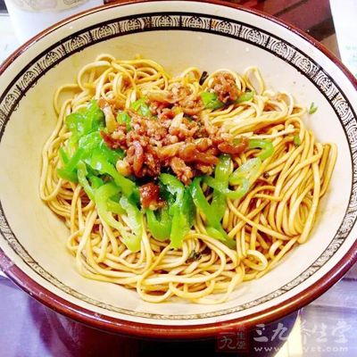 谚语说“冬至馄饨夏至面”。亦有做麦糊烧者 谚语说“冬至馄饨夏至面”。亦有做麦糊烧者