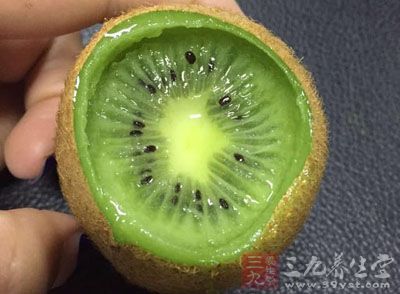 夏季多吃一些抑制色素沉淀、让皮肤变白皙的蔬果，比如猕猴桃、草莓、西红柿、橘子、卷心菜等