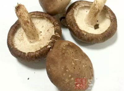 猪肝250克，虾仁25克，蘑菇40克，鸡蛋1只，番茄150克