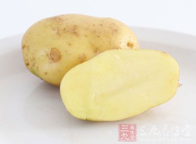 土豆2個(gè)，五花肉300克，八角1個(gè)