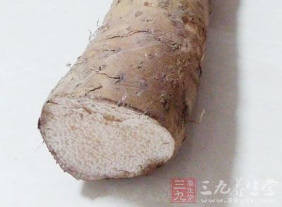 山藥去皮，豆腐沸水燙后分別切成丁;蒜去皮剁成蓉