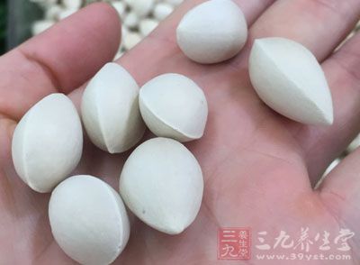 油奶酪227克，低粉375克，黄油113克，果酱适量，开心果适量