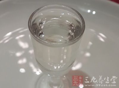 忌辛辣刺激食物，戒煙戒酒