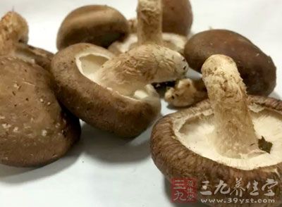 斑节虾200g，鱼浆200g，绿竹笋1 / 2支，香菇3朵