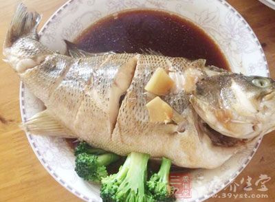 以低鹽、低油脂為主，肉類以魚肉、白肉為佳